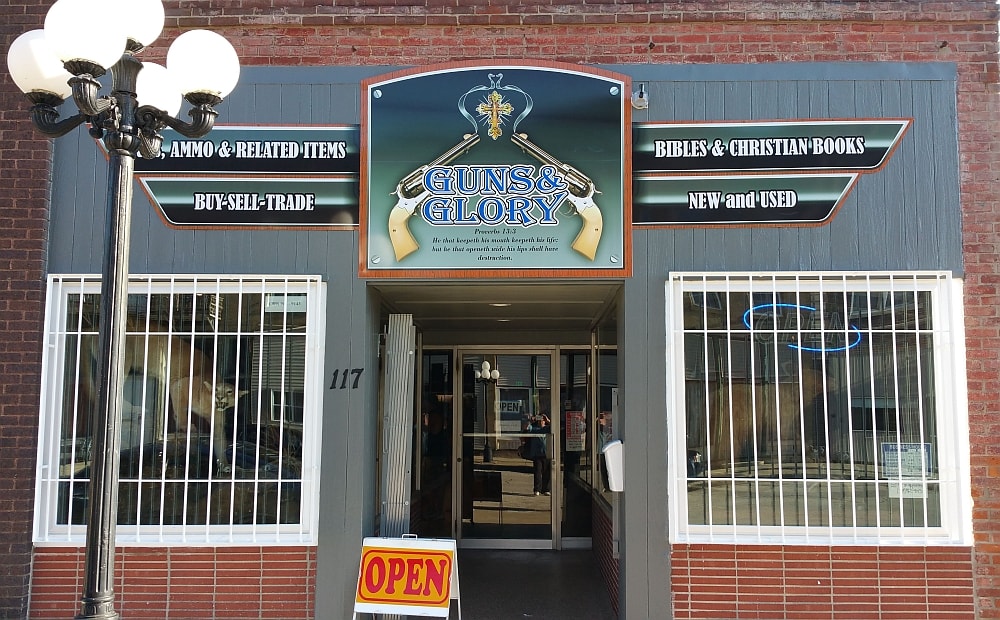 Guns & Glory Le Roy